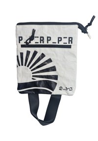 Sac blanc et durable fabriqué à partir de matériaux recyclés, avec un design en soleil noir et un texte en gras. Comprend une fermeture éclair supérieure et des sangles en tissu.