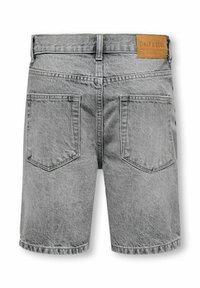 Shorts en denim gris avec une taille mi-haute, étiquette en patch à l'arrière et coutures double piqué. Dispose de deux poches arrière au design arrondi.