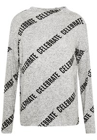 Grå långärmad skjorta med en texturerad väv. Ordet "FIRA" är tryckt diagonalt i svart över ytan.