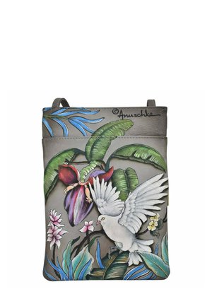 Lederhandtasche mit handgemaltem tropischem Design, das eine weiße Taube, Orchideen und grüne Blätter zeigt. Grauer Hintergrund, verstellbarer Schulterriemen.