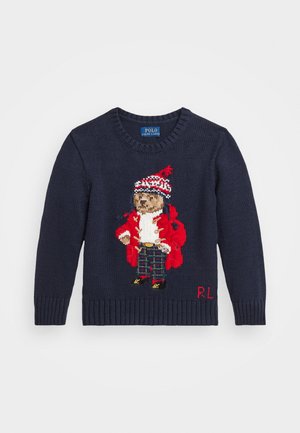 Maglione navy con un orso ricamato che indossa un cappotto e un cappello rossi, pantaloni a quadri e scarpe gialle. Maniche e fondo a costine. "RL" in rosso.