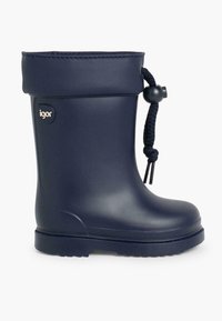 Bottines de pluie en caoutchouc navy avec un bout arrondi, une semelle texturée et un cordon décoratif au niveau du poignet. Présente un logo sur le côté.