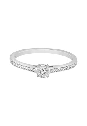 Bague de fiançailles en argent avec un diamant rond central et des diamants plus petits incrustés le long de l'anneau.