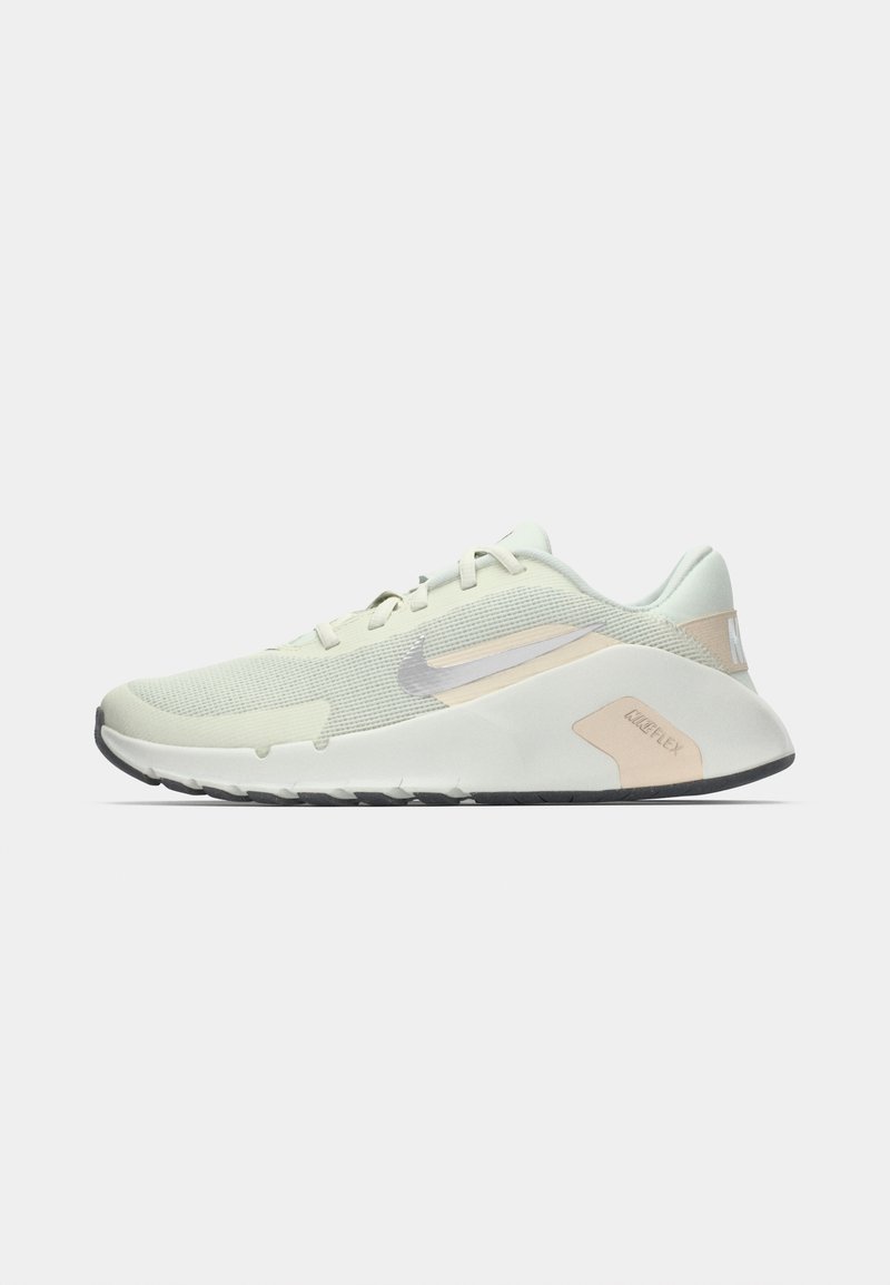 Zapatillas deportivas verde claro con una parte superior de malla texturizada, entresuela gris y suela exterior de goma blanca. Presentan un sutil acento rosa y un logo.