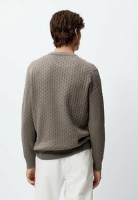 Maglione tricotato a trama in un colore taupe morbido, con un motivo a diamante, polsini e orlo a coste, e un design classico con scollatura rotonda.