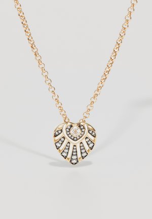 Collana a pendente a forma di cuore in oro con un gemma centrale e accenti di pietre nere e trasparenti, caratterizzata da un design testurizzato su una delicata catena.