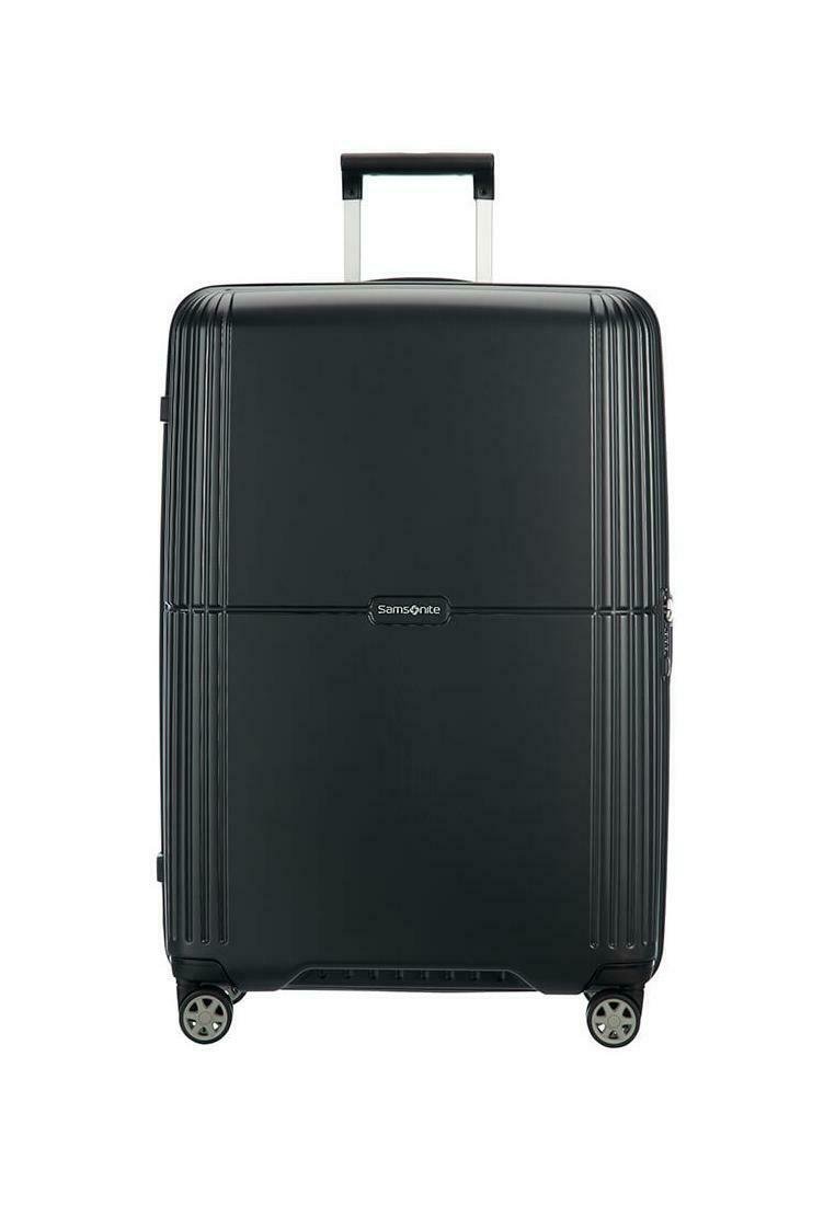 Valise rigide noire avec des rainures verticales, une poignée télescopique et quatre roulettes pour la mobilité. Présente un logo de marque à l'avant.