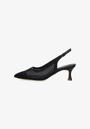 Zwarte mesh slingback pump met spits toel, kitten hiel en verstelbare enkelband met gesp.