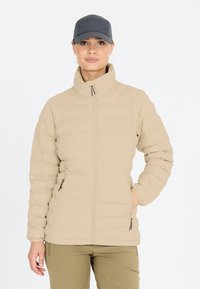 Beige puffjacka med hög krage, dragkedja fram och sidofickor. Slät textur och lättviktsdesign, kombinerad med gröna byxor.