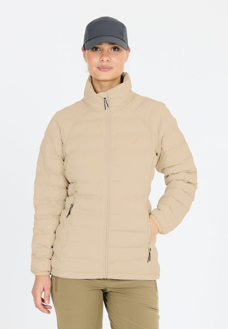 Beige puffjacka med hög krage, dragkedja fram och sidofickor. Slät textur och lättviktsdesign, kombinerad med gröna byxor.