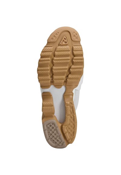 Rubberen schoenzool met een getextureerd, kauwgombruin profiel. Heeft een bovenkant van wit gaas, met opvallende groeven en inkepingen.