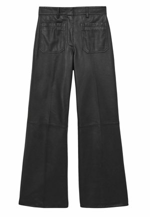 Pantalons larges en cuir noir avec une texture lisse, deux poches arrière et une taille. Présente une couture au milieu de chaque jambe.