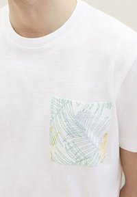 TOM TAILOR MIT DETAIL - Camiseta estampada - white