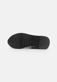 Semelle de chaussure en caoutchouc noir avec une texture striée et un motif de semelle pour une meilleure adhérence. Des bords droits et un design de bout arrondi sont visibles.