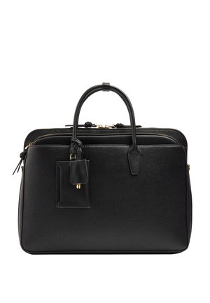 Czarna skórzana aktówka z podwójnymi uchwytami, przednią kieszenią, zamkami błyskawicznymi i przymocowaną metką bagażową na białym tle.