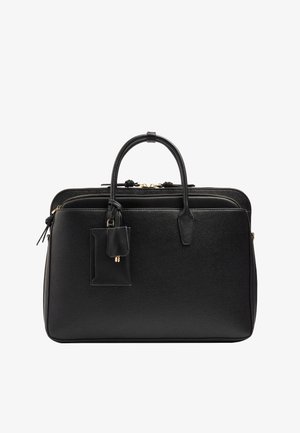 Czarna skórzana aktówka z podwójnymi uchwytami, przednią kieszenią, zamkami błyskawicznymi i przymocowaną metką bagażową na białym tle.