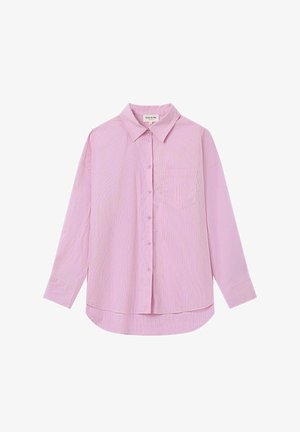 Camicia button-up a righe rosa con colletto, maniche lunghe, tasca sul petto e orlo arrotondato. Presenta sottili linee verticali e bottoni abbinati.