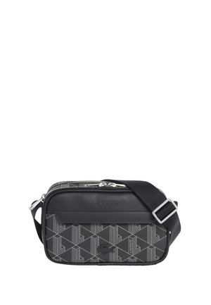 Bolso bandolera rectangular negro de Lacoste con patrón geométrico, correa ajustable y nombre de la marca en relieve en el frente.
