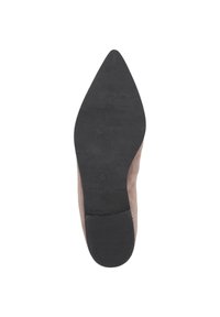 Scarpa con punta affusolata in suede color beige e suola in gomma nera. Presenta una texture liscia e un marchio impresso sulla suola. Taglia 36.