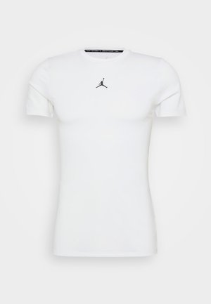 Cămașă sport albă, ajustată, cu mânecă scurtă, având logo-ul Jumpman, de culoare neagră, centrat pe piept și sloganul Jordan Sport în interiorul gulerului.