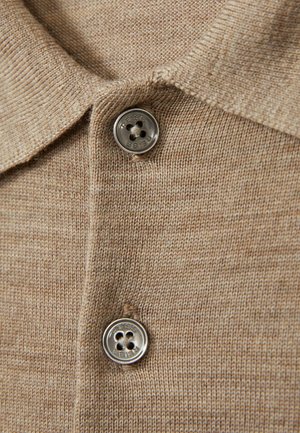 Beezik niišipolo särk, millel on kaelus, kaks hõbedast nööp ja peene tekstuuriga kangas.