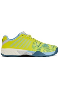 Chaussure de sport jaune et bleue avec semelle intermédiaire blanche, bout en mesh à motifs, et semelle en caoutchouc bleue vue de profil.