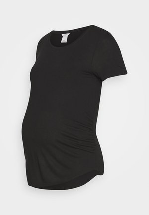 Camisola de maternidade preta feita de um tecido suave, com mangas curtas e franzido lateral para maior elasticidade, barra curva para conforto.