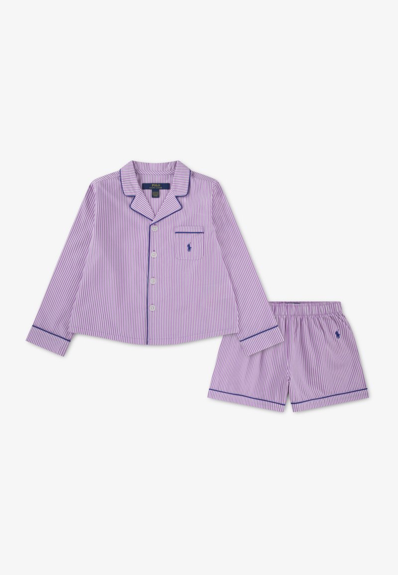 Stribet lilla pyjamasæt med langærmet, knappet skjorte og matchende shorts. Har marineblå piping og en lille logo på brystet og shortsene.