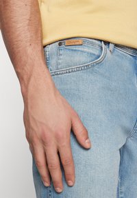 Wrangler TEXAS - Džinsa auduma šorti - clever