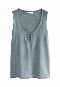 Ærmeløs lyseblå tanktop med dyb V-hals, fem sorte knapper og subtil tekstur. Blødt, afslappet stof med en let løs pasform.