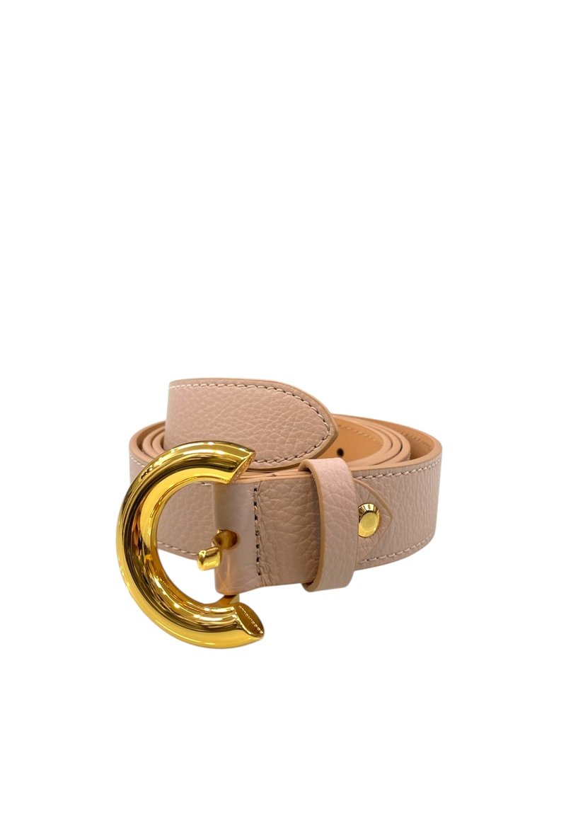 Cintura in pelle beige chiaro con una finitura testurizzata, caratterizzata da una grande fibbia circolare dorata e un dettaglio a scatto vicino alla fibbia per una chiusura sicura.