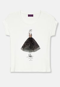 Camiseta blanca con una ilustración de moda impresa de un modelo en un vestido negro con encaje y acentos rosas. Mangas cortas, escote redondo.