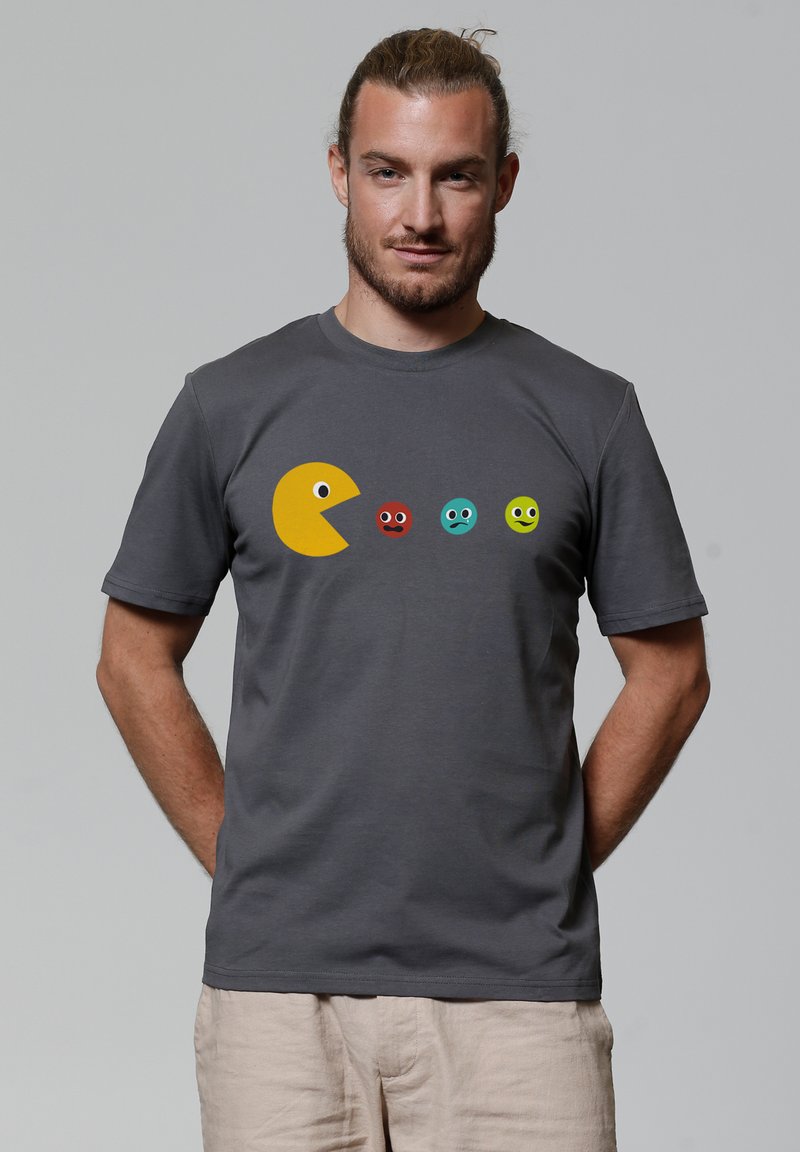 Grijze katoenen t-shirt met een gele Pac-Man graphic en vier kleurrijke ronde gezichten met verschillende uitdrukkingen op de voorkant.
