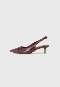 Burgundy-nahkainen slingback-korkokenkä, jossa on teräväkärkinen muotoilu, säädettävä hihna ja koristeellinen perhonen etuosassa. Korkeus 7,5 cm.