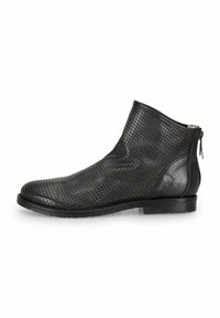 Stivale alla caviglia nero con tomaia in pelle perforata, punta rotonda e chiusura con zip laterale. Presenta una suola liscia e un logo farfalla impresso.