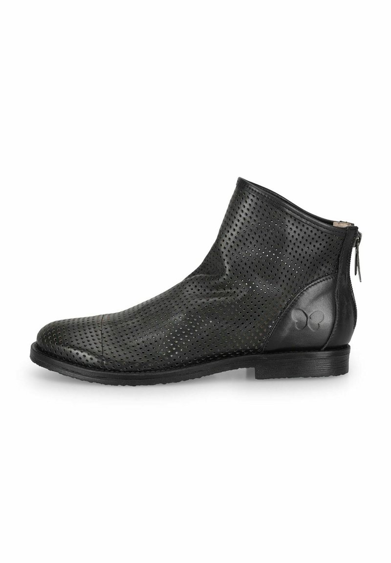 Stivale alla caviglia nero con tomaia in pelle perforata, punta rotonda e chiusura con zip laterale. Presenta una suola liscia e un logo farfalla impresso.