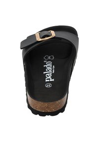 Zwarte leren instapsandaal met een kurken voetbed, verstelbare gespsluiting en een gestructureerde zwarte zool. Binnenin gemarkeerd met "palado" en maat.