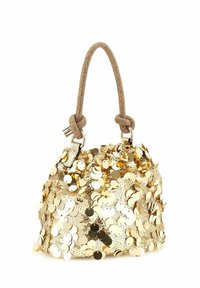 Sac à sequins doré avec une surface texturée, une forme arrondie et une poignée nouée couleur tan. Comprend un mélange d'accents métalliques brillants en forme de disques.
