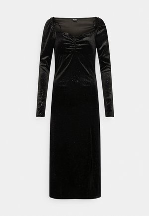 Robe midi en velours noir à manches longues avec encolure carrée froncée et détails subtils scintillants.