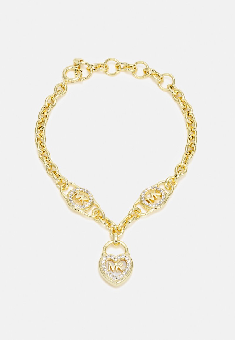 Goldfarbene Kettenarmband mit runden Gliedern, drei Logo-Akzenten und einem herzförmigen Anhänger, der mit klaren Kristallverzierungen besetzt ist.