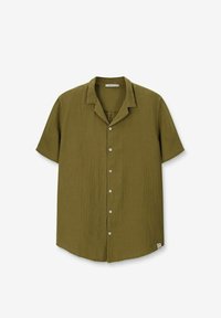Olijfgroene shirt met korte mouwen van een gestructureerde stof, met een knoopsluiting aan de voorkant en een notch-kraag, voorzien van witte knopen en een zijlabel.