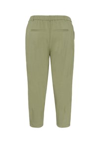 Pantalon fuselé vert olive avec taille élastique, passants de ceinture et deux poches passepoilées à l'arrière, vu de dos sur fond blanc.