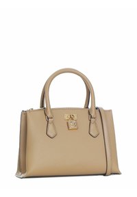 Borsa strutturata beige realizzata in ecopelle, dotata di doppie maniglie, accessori in oro, un accentuato lucchetto e una tracolla staccabile.