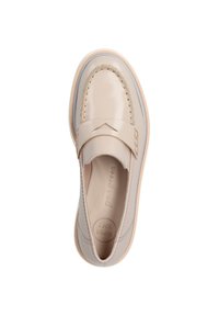 Mocassins en cuir beige avec un design cousu, un bout arrondi et un subtil accent géométrique. Dotés d'une finition lisse et d'une semelle de couleur claire.