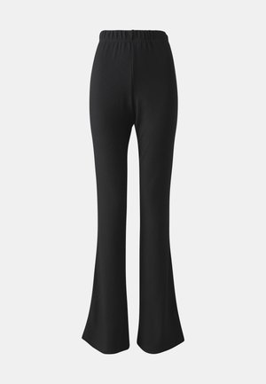 Pantaloni evazați din tricot negru, cu un elastic în talie, având o textură fină și un croi pe întreaga lungime.