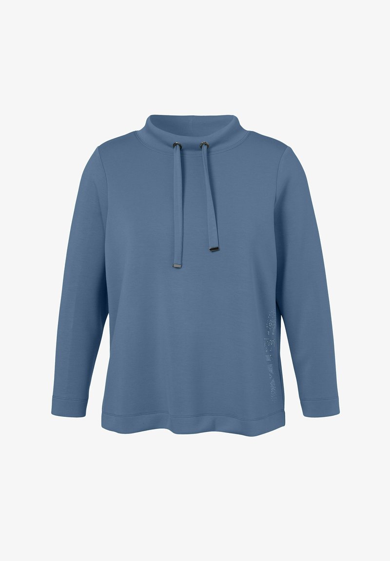 Hellblaues Sweatshirt mit hohem Kragen, langen Ärmeln und Kordelzug. Besitzt einen strukturierten Druck auf der linken Seite. Weiches Material.