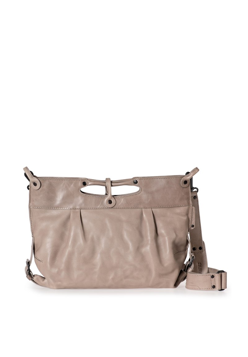 Lederen handtas in zacht taupe, voorzien van een geplooid ontwerp, afgeronde bovenkant met uitsparing voor de handvat en een verstelbare schouderband met gespdetails.