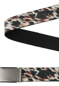 Camouflagepatroon stoffen riem met metalen sluiting gegraveerd met "protest" en zwarte textuur onderzijde.