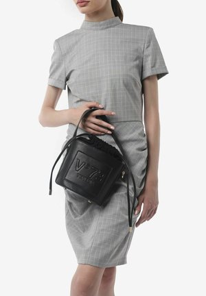 Borsa a secchiello in pelle nera con chiusura a cordoncino e logo impressa, caratterizzata da una texture liscia e dettagli in metallo dorato.