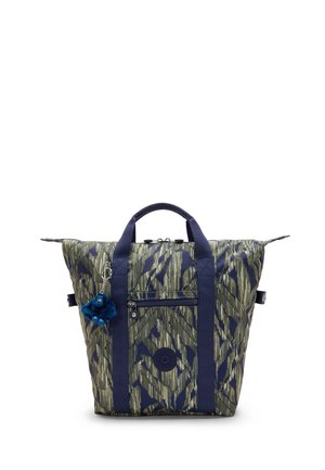 Tragetasche mit grünem und marineblauem abstraktem Muster, marineblauen Griffen, Frontreißverschlusstasche und kleinem blauen Plüsch-Schlüsselanhänger, der an einem Griff hängt.